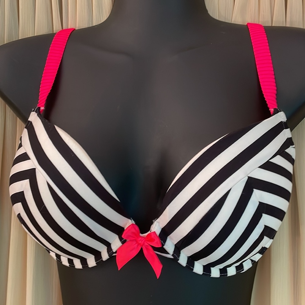 32DD Victoria’s Secret Bra Very Sexy Push Up ❤️